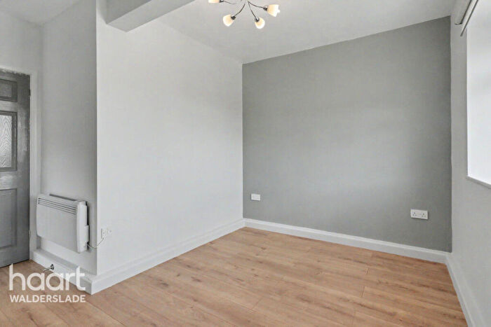 2 Bedroom Flat For Sale In Longhill Avenue, Chatham, ME5