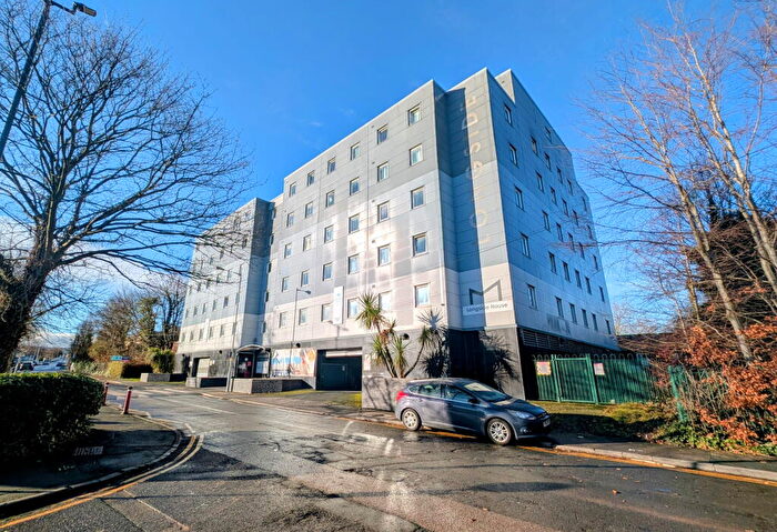 1 Bedroom Private Halls For Sale In A Longside House, Longside Lane, Bradford, West Yorkshire, BD7