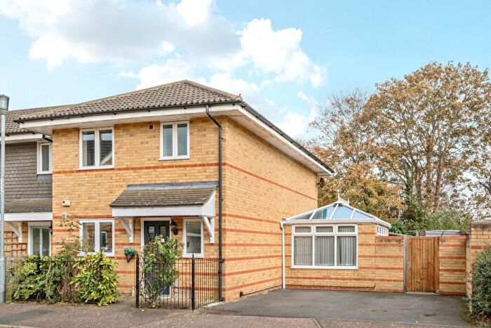 3 Bedroom End Of Terrace House For Sale In Stanley Close, London, SE9