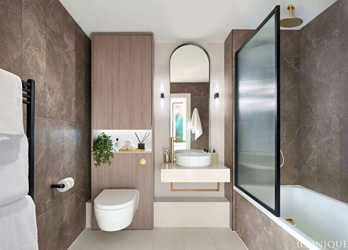 1 Bedroom Flat For Sale In Armoury Way, London, SW18