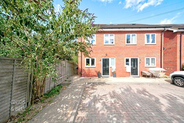 3 Bedroom Town House For Sale In Deanes Close, Luton, Bedfordshire, LU1