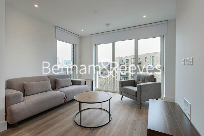2 Bedroom Apartment To Rent In Maple Mews, Bow, E3