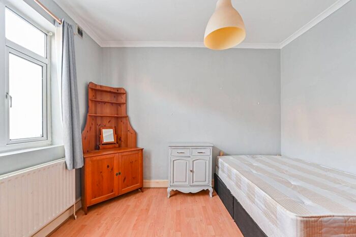 2 Bedroom Flat To Rent In Plough Road, Clapham Junction, Battersea, London, SW11