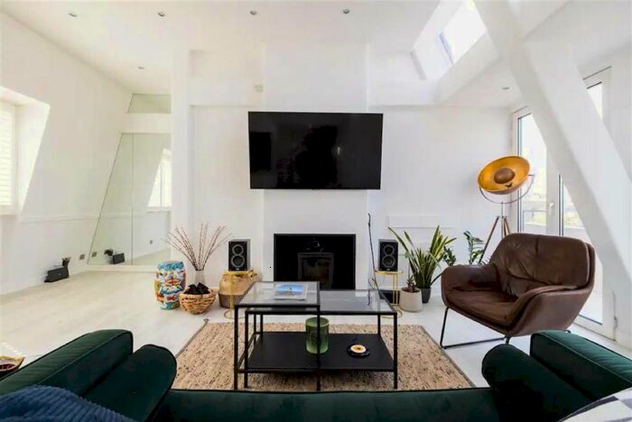 2 Bedroom Flat To Rent In Fulham Road, London, SW10