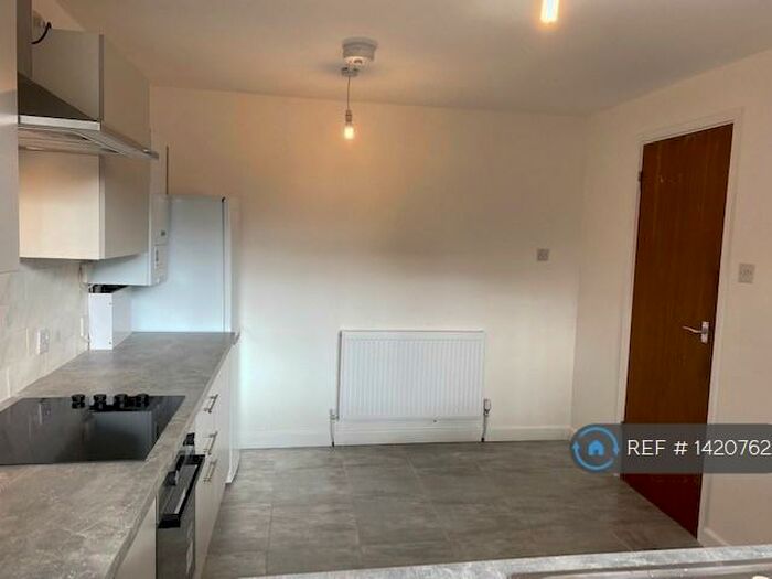 2 Bedroom Flat To Rent In Kingsbrook Court, Manchester, M16