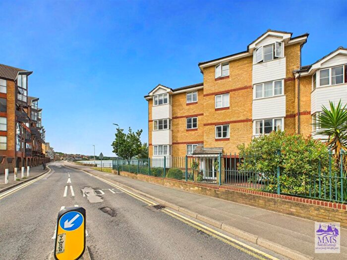 2 Bedroom Flat For Sale In Esplanade, Rochester, ME1