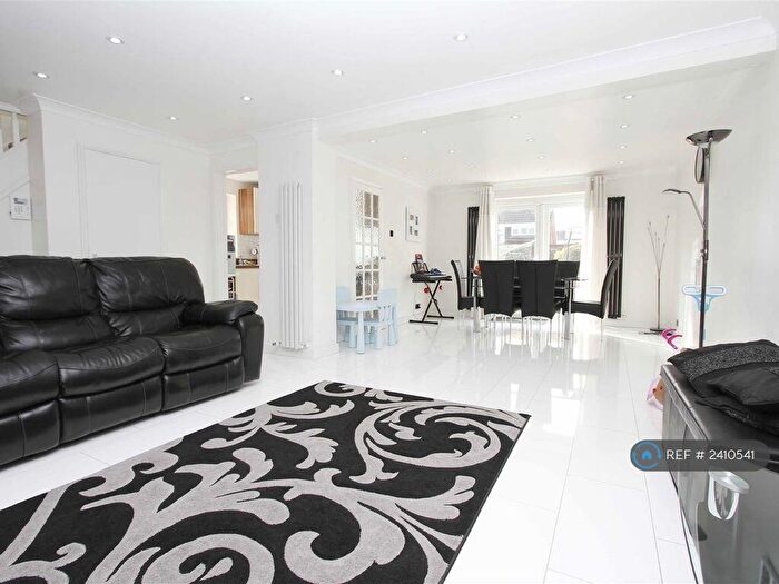 4 Bedroom Detached House To Rent In Howletts Lane, Ruislip, HA4