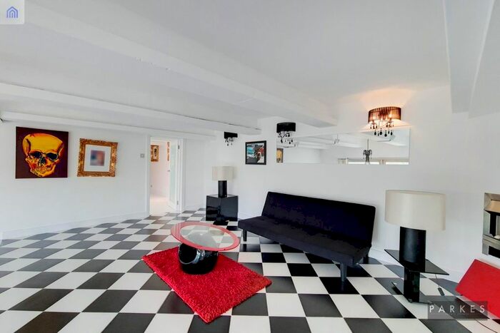 3 Bedroom Flat To Rent In Peterborough Road, Hammersmith, London, SW6