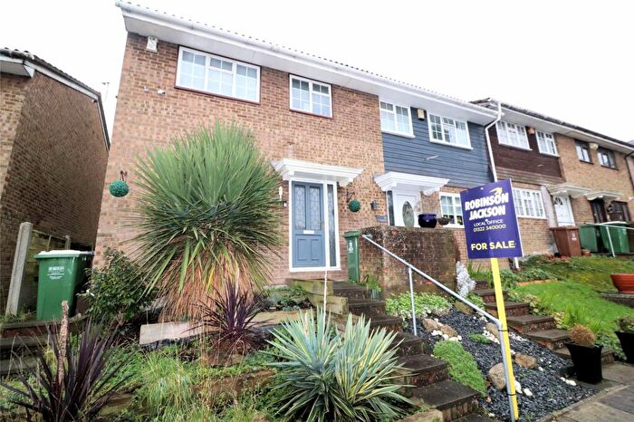 3 Bedroom Terraced House For Sale In Myrtle Close, Erith, DA8