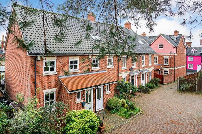 3 Bedroom Town House For Sale In Saxon Place, Bungay, NR35
