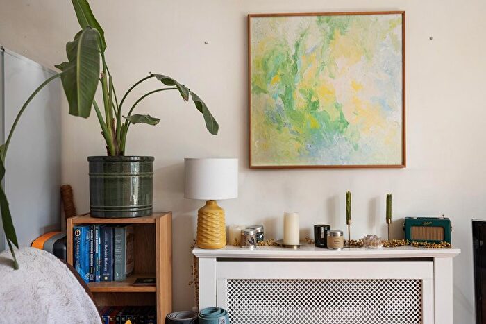 2 Bedroom Flat For Sale In Maple Road, Horfield, BS7