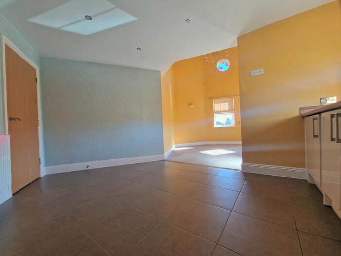2 Bedroom Flat To Rent In Chapel Drove, Hedge End, SO30