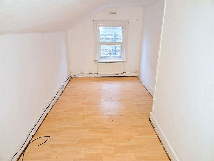 3 Bedroom Flat To Rent In Gilmore Road, Lewisham, London, SE13