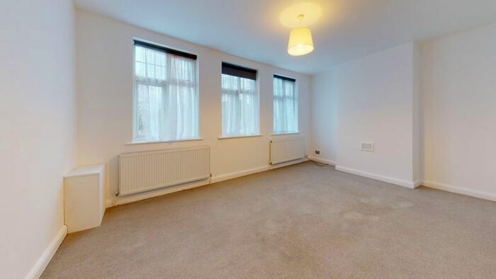 3 Bedroom Flat To Rent In Coney Hall Parade, Kingsway, West Wickham, BR4