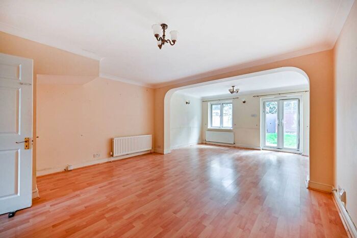 4 Bedroom Semi-detached House For Sale In Shelburne Drive, Hounslow, TW4