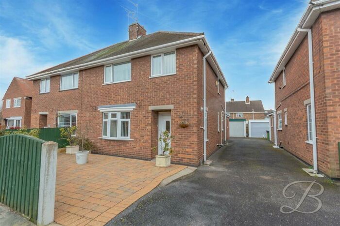 3 Bedroom Semi-Detached House For Sale In Robin Hood Avenue, Warsop, Mansfield, NG20