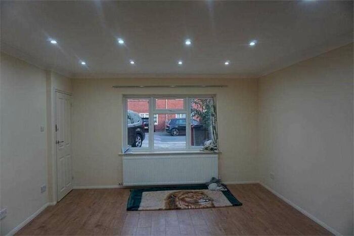 1 Bedroom Property To Rent In Sailsbury Avenue, Slough, SL2