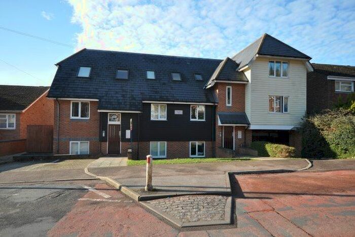 1 Bedroom Flat To Rent In Beacon Road, Chatham, ME5