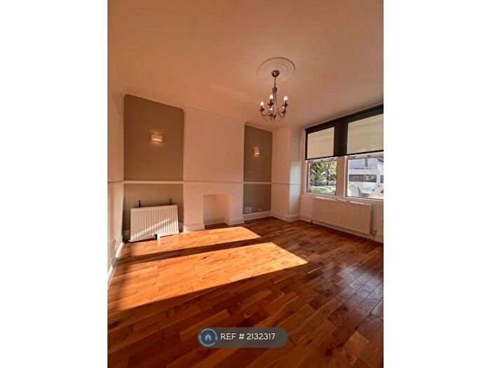 2 Bedroom Flat To Rent In Como Road, London, SE23