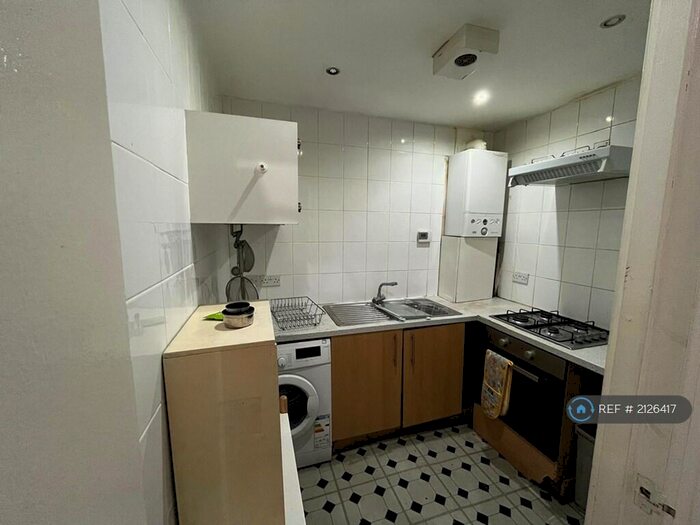 3 Bedroom Flat To Rent In Westbank Quadrant, Glasgow, G12