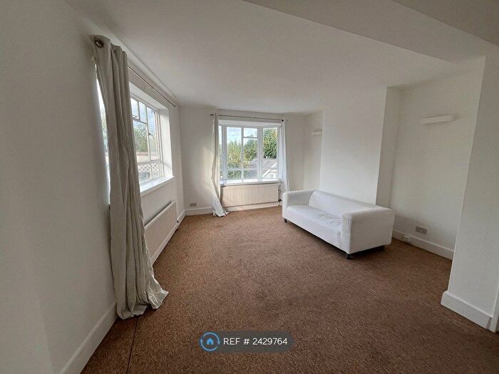 3 Bedroom Flat To Rent In Strawberry Hill, Twickenham, TW1