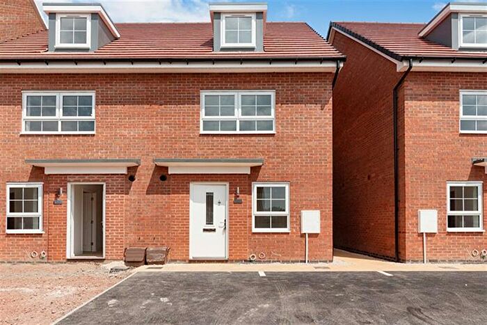 4 Bedroom Semi-Detached House To Rent In Bedroom Semi Detached House In Hillcrest Road, Nuneaton, CV10