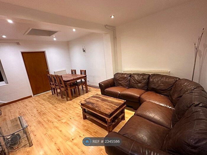 4 Bedroom Semi-Detached House To Rent In Bramble Crescent, Reading, RG30