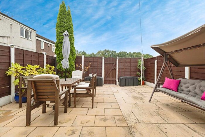 3 Bedroom End Of Terrace House For Sale In Wardlow Walk, Glossop, Derbyshire, SK13