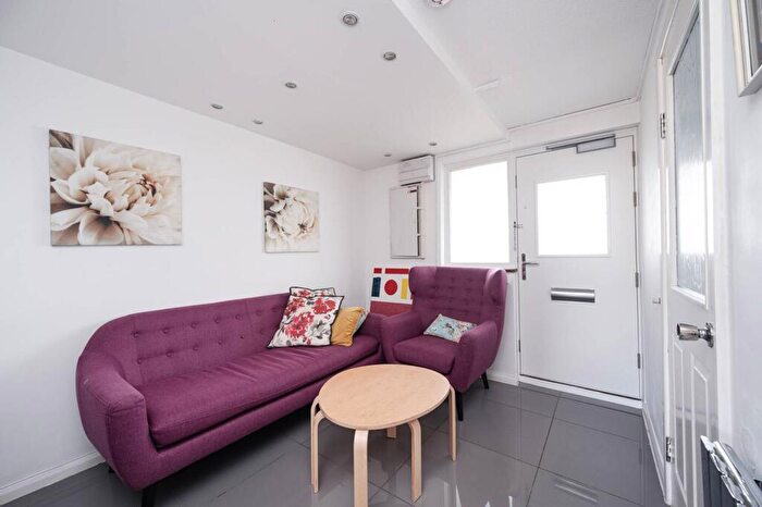3 Bedroom Flat To Rent In Hatton Garden, Farringdon, London, EC1N