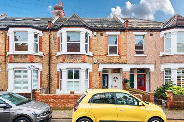 3 Bedroom Flat For Sale In Briscoe Road, London, SW19