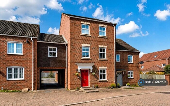 6 Bedroom Semi-Detached House To Rent In Whitgift Close, Basingstoke, RG22