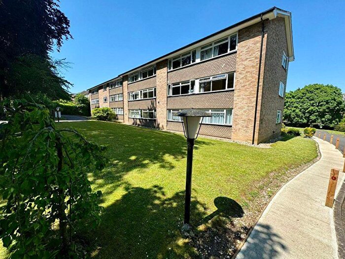 2 Bedroom Flat To Rent In Amberley Court, Christchurch Park, Sutton, SM2