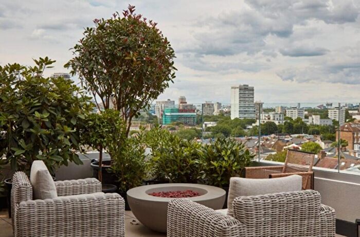 Studio To Rent In Haydon Way, London, SW11
