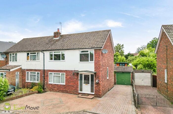 3 Bedroom Semi-Detached House For Sale In Bowmonts Road, Tadley, Hampshire, RG26