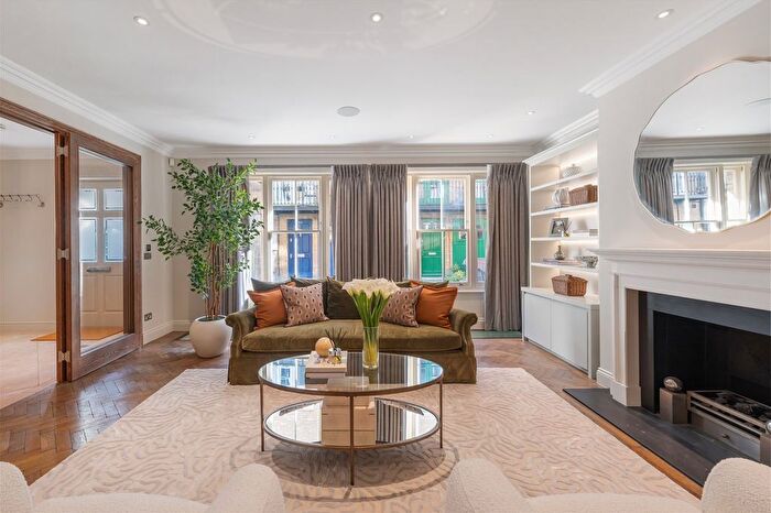 4 Bedroom Mews For Sale In Walham Yard, London, SW6