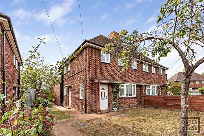 2 Bedroom Flat For Sale In Farndale Avenue, Palmers Green, London, N13