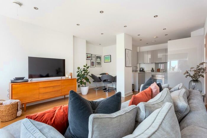 1 Bedroom Apartment To Rent In High Road, South Woodford, IG8