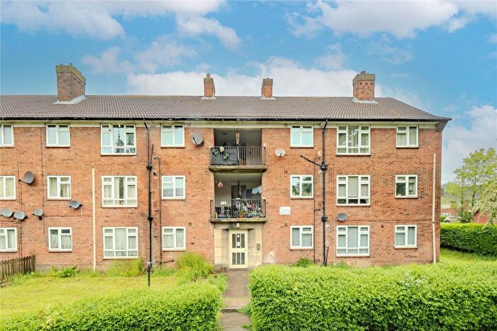 2 Bedroom Apartment For Sale In Lingfield Walk, Leeds, West Yorkshire, LS17