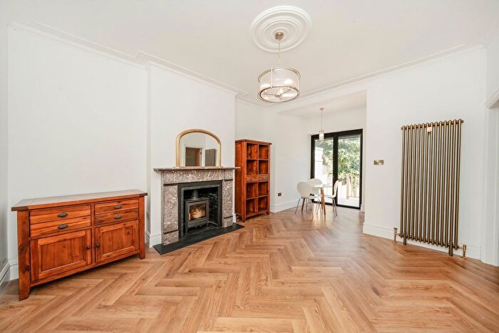 2 Bedroom Flat To Rent In Curzon Road, London, N10