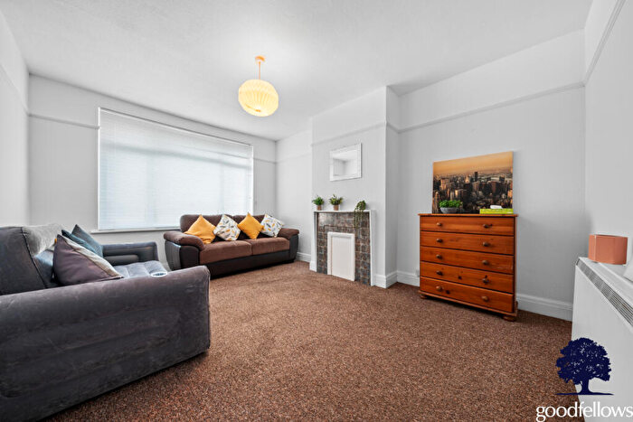 2 Bedroom Maisonette To Rent In Stonecot Hill, Sutton, Surrey, SM3