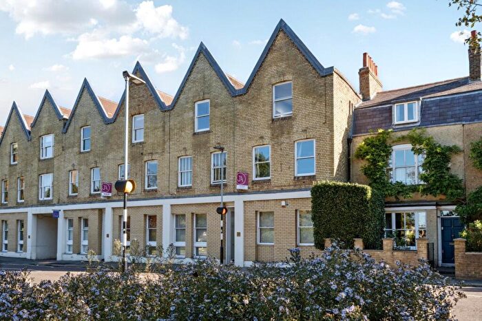 2 Bedroom Flat For Sale In Sheen Lane, London, SW14