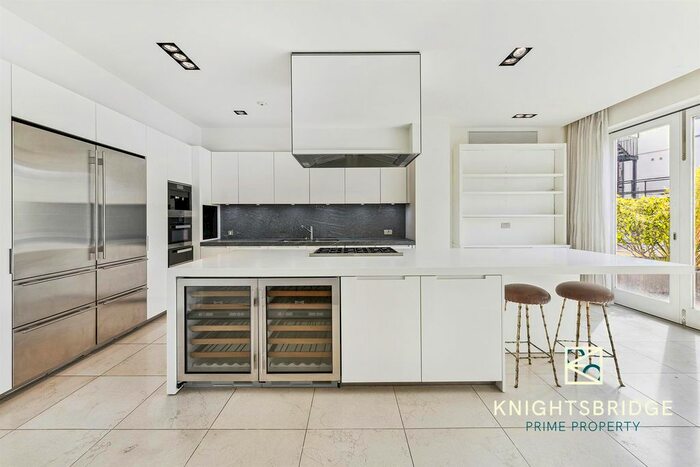 2 Bedroom Flat To Rent In Buckingham Gate, St James's, SW1E