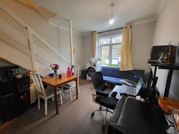 1 Bedroom Flat To Rent In Gordon Road, West Ealing, W13