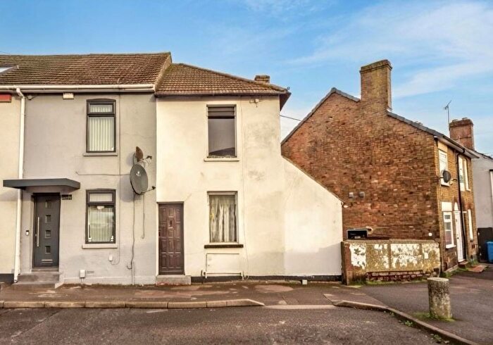 3 Bedroom End Terrace House For Sale In St. Pauls Street, Sittingbourne, Kent, ME10
