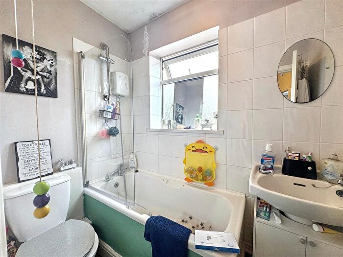 3 Bedroom Semi-Detached House For Sale In Grinkle Road, Redcar, TS10