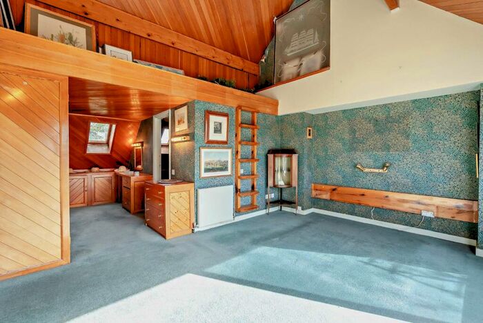 5 Bedroom Semi-Detached House For Sale In Ferry Street, London, E14