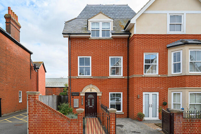2 Bedroom Flat For Sale In Leopold Road, Felixstowe, IP11