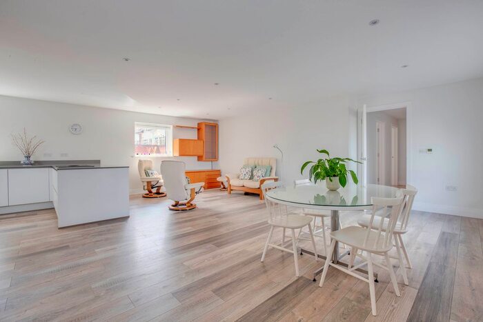 2 Bedroom Flat To Rent In Chenies Mews, Little Chalfont, HP7