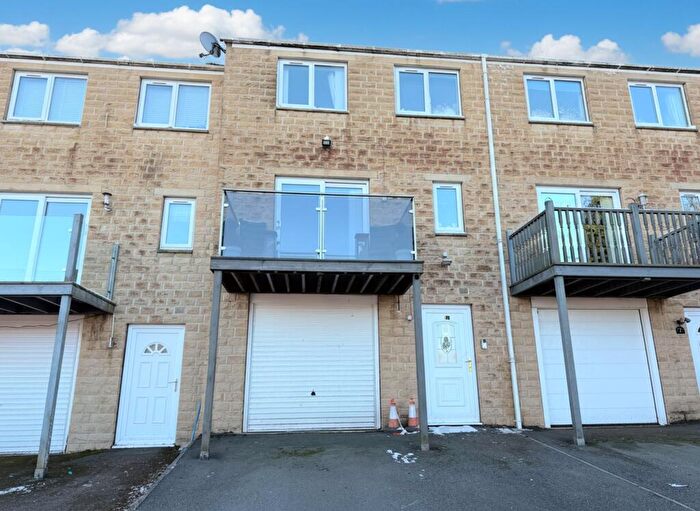 3 Bedroom Terraced House For Sale In Aislaby Heights, Halifax, HX2