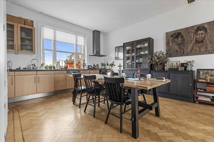 2 Bedroom Flat To Rent In Chepstow Villas, Notting Hill, W11